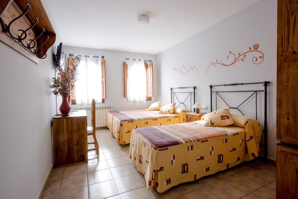 Hostal Antiguo Hospital Linares de Mora ภายนอก รูปภาพ